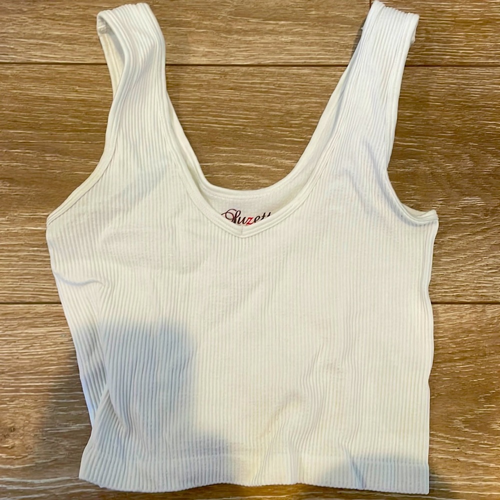 LUZETTE O/S v-neck tank top- very stretchy